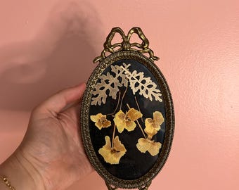 Marco ovalado de latón italiano vintage con flores prensadas naturales / Marco con lazo ornamentado y detalles de filigrana.