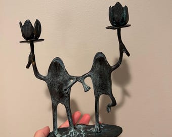 Vintage ljusstake i mässing med dansande grodor, nyckfull dubbel groda-ljusstake på näckrosbladsbas, djurdekor i metall i Cottagecore