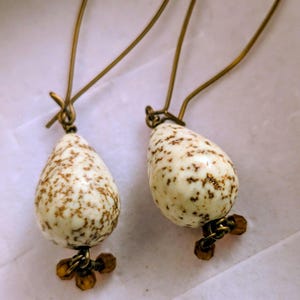 Keramik und Kupfer Draht-Gewickelte Ohrringe mit einem gesprenkelten Ei-ähnliche Muster und Bernstein Kristall Perlen