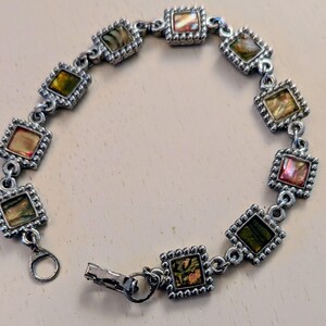 Armband i sterlingsilver med flerfärgade abalone-skimmerande snäckskalsinlägg