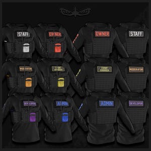 Op de afbeelding: Een verzameling zwarte tactische vesten en jassen, elk met een andere titelpatch. Patches zijn onder meer "STAFF", "OWNER", "MODERATOR", "EVENT MANAGER", "DEVELOPER" en "ADMIN". De vesten hebben meerdere zakken en een tactisch ontwerp.