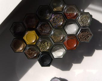 Modulares Gewürzregal für Sechskantgläser mit Push-Auswurf Funktion