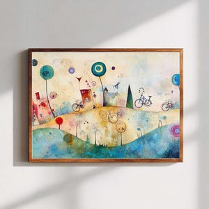 Peut inclure: Une impression d'art mural rectangulaire encadrée représentant un paysage illustré avec des collines vallonnées dans des tons de bleu, jaune et crème. La scène comprend des arbres stylisés, des petites maisons et des vélos tracés en lignes noires.