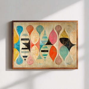 Peut inclure: Une œuvre d'art murale rectangulaire encadrée présentant un motif répétitif de formes verticales en feuille de différentes couleurs, notamment bleu, jaune, orange, rose et noir. Les formes sont disposées en grille avec de fines lignes verticales.