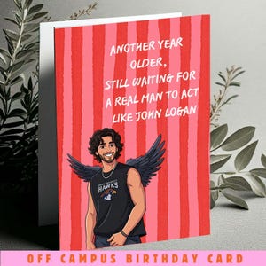Könnte beinhalten: Eine Grußkarte mit rot-rosa vertikal gestreiftem Hintergrund und einer Illustration einer Person mit dunklem Haar, Bart und schwarzen Flügeln. Der Text lautet: ANOTHER YEAR OLDER, STILL WAITING FOR A REAL MAN TO ACT LIKE JOHN LOGAN.
