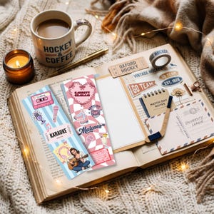 Off Campus TV Show, Briar U, Garrett Graham, Booktok Bookmark, Hockey Romance Gift, Digital Bookmark PDF, Printable Bookmarks, John Logan, Dean Di Laurentis, The Deal Elle Kennedy, Bookish Gifts, Romance Reader Pack.
This Off Campus inspired bookmark set is perfect for hockey romance readers, BookTok lovers, and fans of cozy college romance aesthetics. Featuring soft pastel colors, romantic sports vibes, and bookish designs, this printable bookmark bundle was created for readers who are com
