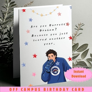 Könnte beinhalten: Eine weiße Geburtstagskarte mit einer Comic-Illustration eines Eishockeyspielers im blauen Trikot mit dem Logo der Briar University Hawks. Der Text lautet: Are you Garrett Graham? Because you just scored another year. Rote und blaue Sterne verzieren die Karte.