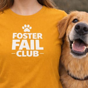 Peut inclure: Une tasse en céramique blanche avec une anse noire et le texte "But First, Coffee" en noir, en gras. La tasse est posée sur une surface blanche.