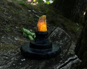 Tafellamp van echt aragonietkristal | Heksenbosdecoratie | Mystiek Cottagecore-licht | Fantasie altaarlamp | Handgemaakt in Slowakije