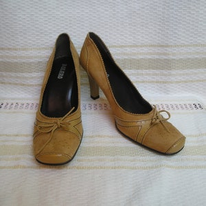 39 (eur) 8.5 (us) Vintage SPAIN square toe leather high heel shoes, size 39 (eur) 8.5 (us)