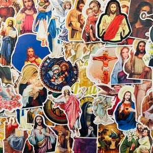 Puede incluir: Una colección de pegatinas religiosas con diversas representaciones de Jesús, María y otras figuras bíblicas. Las pegatinas muestran colores vibrantes e ilustraciones detalladas, incluyendo escenas de la crucifixión, la natividad y Jesús con un corazón sagrado.