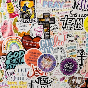 Könnte beinhalten: Eine Sammlung farbenfroher Aufkleber mit religiösen Themen. Die Aufkleber zeigen Sätze wie "Jesus", "Gott" und "Beten" sowie Bilder von Kreuzen, Herzen und einem Regenbogen. Die Aufkleber sind in verschiedenen Formen und Größen.