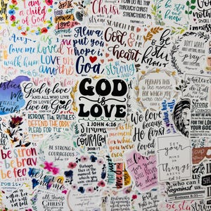 Può includere: Una tazza di ceramica bianca con manico nero e la scritta "But First, Coffee" in nero, in grassetto. La tazza è su una superficie bianca.