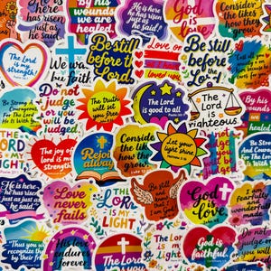 Könnte beinhalten: Eine Sammlung farbenfroher Aufkleber mit religiösen Zitaten und Phrasen. Die Aufkleber zeigen verschiedene Designs, darunter Herzen, Kreuze und Sonnenstrahlen, mit Texten wie "Gott ist Liebe" und "Der Herr ist meine Stärke."