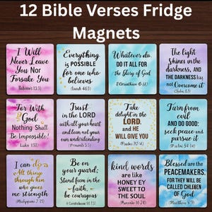 Peut inclure: Ensemble de 12 aimants de réfrigérateur carrés avec des versets bibliques. Chaque aimant présente une citation différente de la Bible, avec des mots en blanc et or. Ces aimants sont conçus pour la décoration religieuse de la maison.