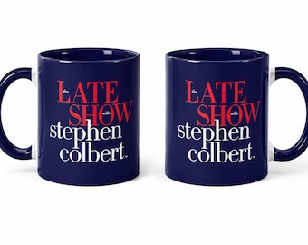 Tazza del Late Show con Stephen Colbert / Tazza da caffè divertente con tema comico notturno / Regalo per fan dei talk show / Tazza in ceramica per ufficio