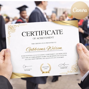 Puede incluir: Un certificado blanco con detalles dorados y el texto «CERTIFICADO DE LOGRO». El certificado se presenta a «Gibbsons Wilson». Incluye espacio para un logotipo, las firmas del gerente y del supervisor. El fondo muestra una ceremonia de graduación.