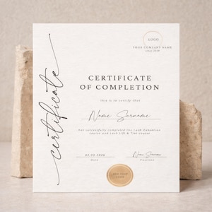 Może przedstawiać: Certyfikat ukończenia z eleganckim pismem i minimalistycznym designem. Tekst zawiera "Certyfikat ukończenia", "Imię Nazwisko" i "kurs przedłużania rzęs". Przewidziano miejsce na dodanie logo.