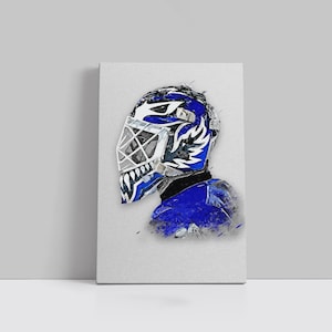 Könnte beinhalten: Leinwanddruck eines Hockey-Torwart-Maske. Die Maske ist überwiegend blau und weiß, mit einem stilisierten Design. Das Bild hat einen Aquarell-Effekt mit sichtbaren Pinselstrichen und einem strukturierten Aussehen. Die Torwartmaske ist der zentrale Fokus des Kunstwerks.