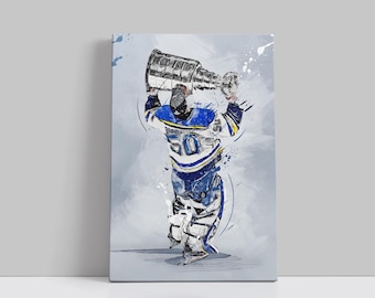 Pode incluir: Impressão em tela de um jogador de hóquei com uniforme azul e branco, segurando a Taça Stanley. A obra de arte tem um efeito de aquarela com respingos de tinta azul e branca em um fundo cinza claro.