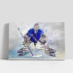 Könnte beinhalten: Aquarellartige Darstellung eines Eishockey-Torwarts in blau-weiß-roter Uniform. Der Torwart befindet sich in einer Abwehrhaltung, mit einem Hockeyschläger und Schützern. Das Bild hat eine dynamische, künstlerische Anmutung mit Farbspritzern.