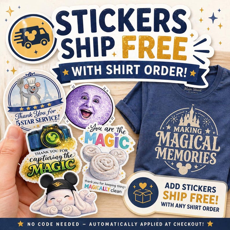 Puede incluir: Una camiseta azul marino con un gr&aacute;fico blanco de un castillo y el texto MAKING MAGICAL MEMORIES, acompa&ntilde;ada de varias pegatinas con una rata chef, una cara de luna, una c&aacute;mara, rollos de canela y un conejo blanco con un gorro negro.