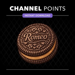 Puede incluir: Un gráfico digital que muestra una galleta sándwich de color marrón oscuro con un relleno de crema de color tostado. La superficie de la galleta muestra el texto Romeo en una fuente cursiva, rodeado de patrones en relieve de corazones y flores. El texto CHANNEL POINTS e INSTANT DOWNLOAD aparece sobre la galleta en un fondo negro.