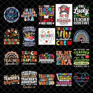 Può includere: Una collezione di grafiche colorate a tema assistente insegnante su sfondo nero. I disegni includono testi come "Best Teacher's Assistant Ever", "Teacher Assistant Crew" e "Teaching Assistant Vibes". I disegni presentano arcobaleni, matite e mele.