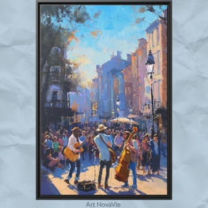 Peut inclure: Une peinture à l'huile encadrée représentant une scène de rue avec une foule et deux musiciens jouant de la guitare et de la contrebasse. La scène présente de hauts bâtiments, un lampadaire et un ciel bleu vif, dans un style aux touches texturées.