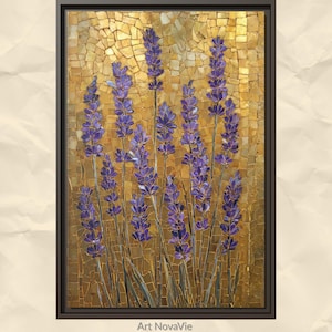 Pode incluir: Uma obra de arte em mosaico emoldurada com flores de lavanda com flores roxas e caules verdes em um fundo dourado. O mosaico é feito de pequenas telhas irregulares, criando um efeito texturizado. A obra de arte é assinada "Art NovaVie".