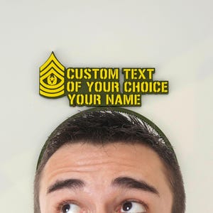 Puede incluir: Un parche de estilo militar con un diseño amarillo y negro, con el texto "CUSTOM TEXT OF YOUR CHOICE YOUR NAME". El parche tiene un borde verde y está sobre un fondo blanco. El parche está por encima de la cabeza de una persona.
