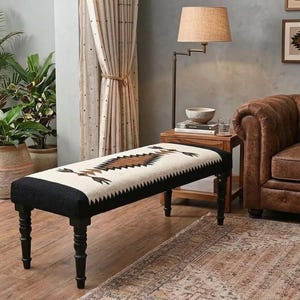 Panca imbottita Kilim tessuta a mano, panca da ingresso in stile boho, panca in legno con motivo tribale, seduta d'accento per il soggiorno, pouf fatto a mano.