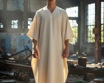 Caftán de lino para hombre, color blanco roto, con cuello en V, media manga y hasta la pantorrilla: elegante y cómodo.