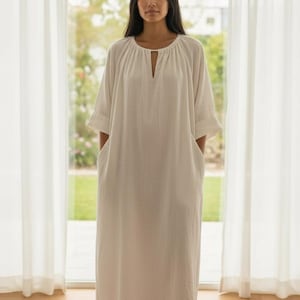 Op de afbeelding: Een set van drie keramische mokken met een gespikkelde, matte afwerking. De mokken zijn in crème, lichtgrijs en donkergrijs. Elke mok heeft een eenvoudig, minimalistisch ontwerp.