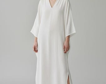 Biała sukienka kaftan z bawełny gazowej - muślinowa sukienka wypoczynkowa - obszerny, maksi kaftan - oddychająca
