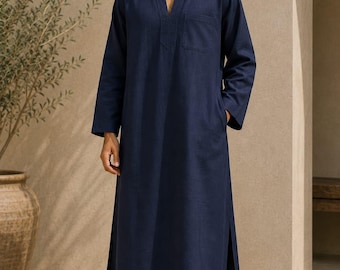 Granatowy lniany kaftan – szlafrok z długim rękawem – kieszenie z przodu i po bokach – wygodny strój domowy