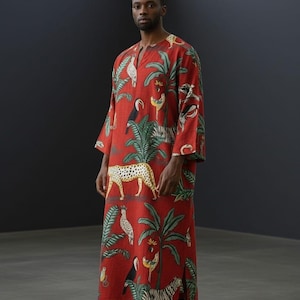 Puede incluir: Una taza de cerámica blanca con un asa negra y el texto "But First, Coffee" en negro, con una fuente de estilo manuscrito. La taza está sobre una superficie blanca.