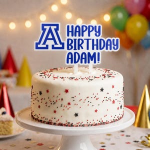 Decorazione personalizzata per torta dell'Università dell'Arizona: decorazione dorata con nome in corsivo.