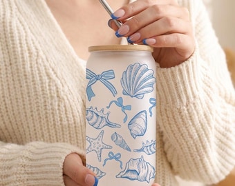Blau Muscheln Glas Becher, personalisierte Name Cute Beach Glass Kaffeetasse mit Strohhalm, gefrostete klare Glastasse, Sommergeschenk für Sie