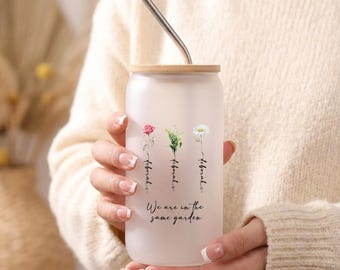 Geburtsblumen-Glasbecher, personalisierte Namensgroßmutters Gartenglas-Kaffeetasse, gefrostete klare Glastasse, Geburtstagsgeschenke für Oma und Mutter