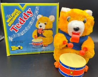 Teddy, chodzący perkusista, zabawka na baterie i oryginalne pudełko z lat 80. **WIDEO**