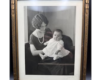 Marco de fotos Art Déco de los años 20/30 con fotografía de una mujer con un niño, de L E Morris Studios.