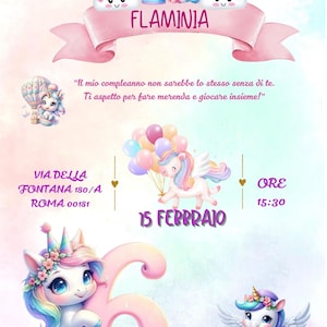 Può includere: Un invito di compleanno stravagante a tema unicorno. Il design include un arcobaleno, nuvole e il nome "FLAMINIA" in rosa. Il testo include data, ora e indirizzo in italiano. Sono presenti diverse illustrazioni di unicorni.