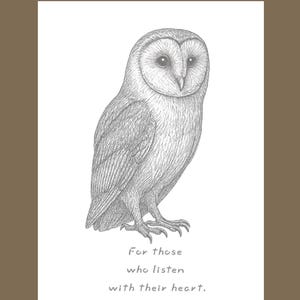以下が含まれることがあります： フクロウの鉛筆画。羽毛の細部まで描かれ、鋭い視線が特徴です。「For those who listen with their heart」というテキストが添えられています。