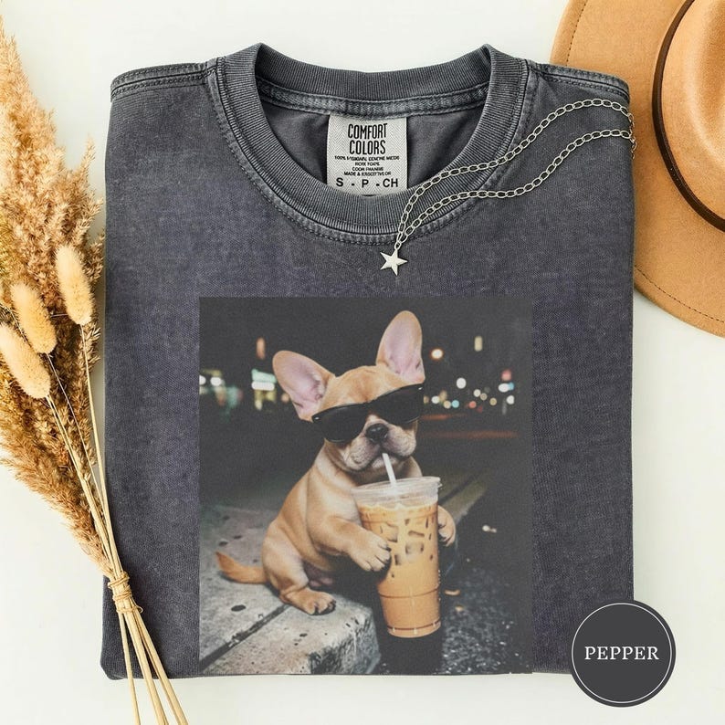 Chemise drôle de bouledogue français buvant de café glacé, t-shirt de meme animal, cadeau d'amant de chien, chemise française drôle, cadeau de maman de chien Pepper