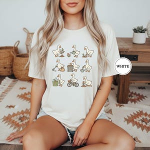 Camiseta do Dia da Terra com Ganso, Camiseta Divertida do Dia da Terra com Ganso, Camiseta para Amantes da Natureza, Presente para Amantes de Gansos, Camiseta Ecológica, Camiseta para Jardinagem Cottagecore White