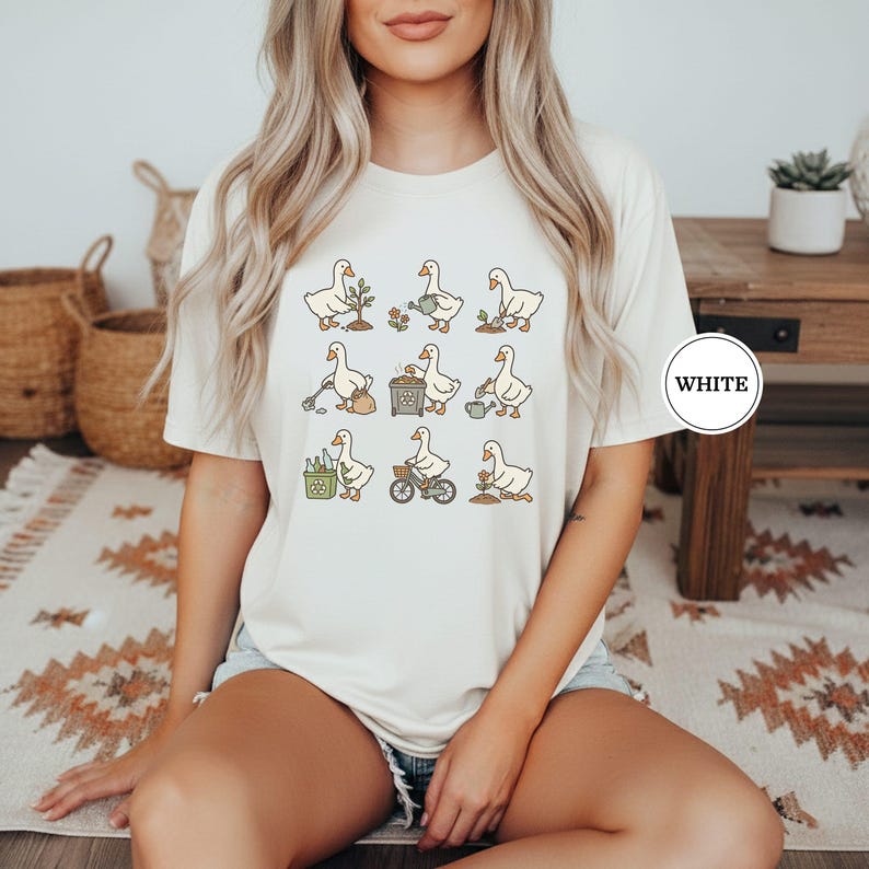 Camiseta do Dia da Terra com Ganso, Camiseta Divertida do Dia da Terra com Ganso, Camiseta para Amantes da Natureza, Presente para Amantes de Gansos, Camiseta Ecológica, Camiseta para Jardinagem Cottagecore White