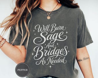 Koszulka z napisem „Sage and Bridges As Needed”, koszulka z cytatem czarownicy, prezent dla sarkastycznej czarownicy, koszulka w stylu gotyckim, upiorne ubrania gotyckie