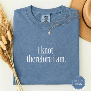 Camiseta "No me amo, luego existo", camiseta divertida de macramé, regalo para amantes del macramé para mujeres, camiseta de arte textil, top para creadoras de macramé, regalo para amantes de las manualidades, camiseta bohemia