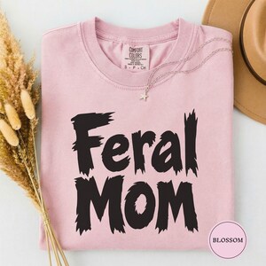 Feral Mom sarcastisch shirt, Bold Mom Statement T-shirt, grappig moedercadeau, losgeslagen moeder T-shirt, minimalistische moedert-shirt, trendy moederkleding
